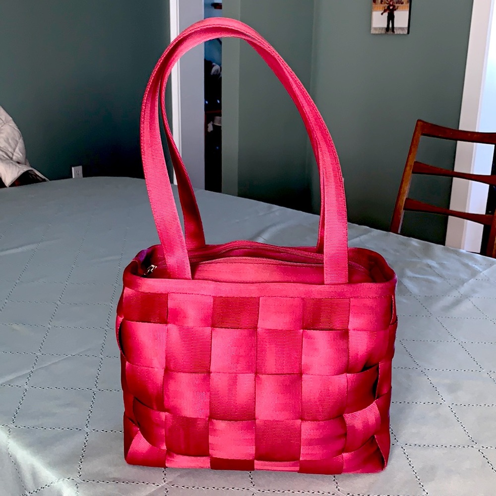 Harvey’s original seatbelt bag raspberry color GUC